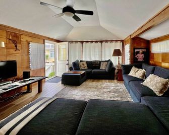 Walk to Beach and Main St Catalina Island Cottage! - Avalon - Phòng khách