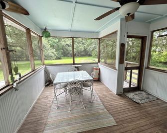 Unique Property Built To Resemble A Ca 1900 Coastal Cottage - Bay Saint Louis - Essbereich