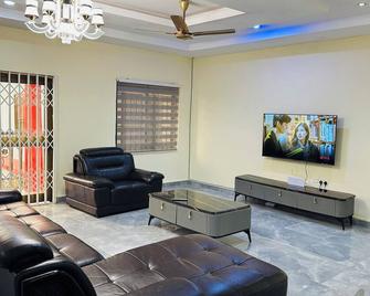 Sunlit Top Floor +Starlink Wi-Fi + Laundry Machine - Kumasi - Living room