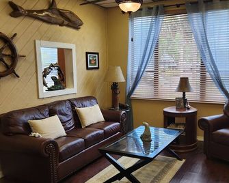 The Dolphin Flat - Titusville - Olohuone