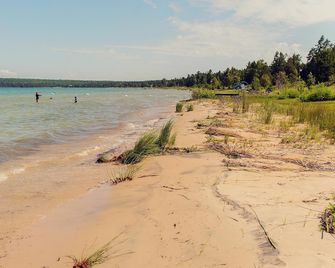 Gorgeous Lakefront Sunsets-Newly Remodeled Home On Lake Michigan, Mackinaw City. - Mackinaw City - Strand
