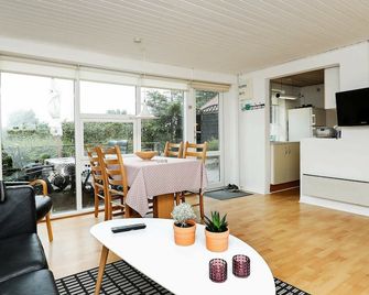 러블리 시사이드 홀리데이 홈 인 니쾨빙 M - 니쾨빙 - 다이닝룸