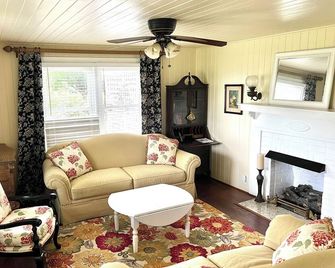 Lovely pet- friendly 2-bedroom house in the Greer countryside - Greer - Living room