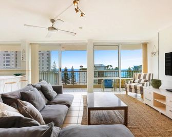 Rainbow Commodore Apartments - Coolangatta - Living room