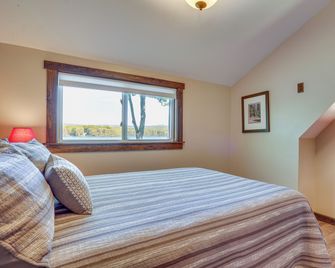 Family Friendly! Lakefront Tully Getaway w/ Porch - Tully