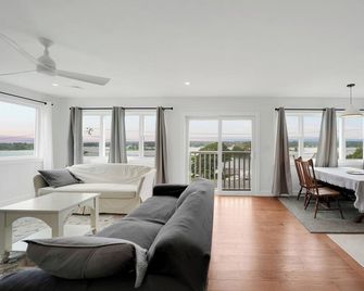 Newly renovated, 3-bedroom house in Westport with gorgeous waterfront views - Westport - Living room