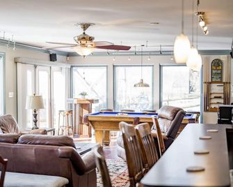 Riverfront hidden gem, ground floor open space! - Madison Heights - Restaurante