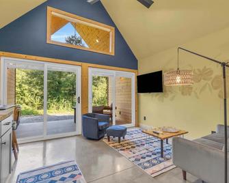 Hot Tub! Riverfront Cabin Retreat - 6 Min To Glv - Easley - Sala de estar