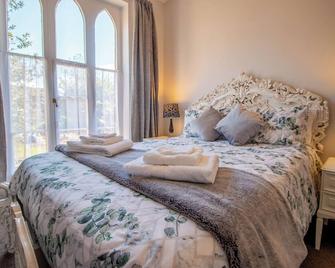 Grand 1 bed Georgian Suite at Florence House, in the heart of Herne Bay and 300m from beach - Herne Bay - Bedroom