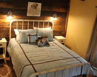 Clinton's Pet Friendly B&B - Clinton - Bedroom
