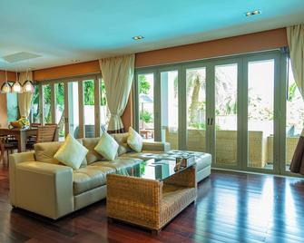 Villa Tantawan Resort - Private Pool Villas - Kamala - סלון