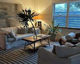 Charming 3-bedroom house in delightful Mandeville with WiFi, AC, full kitchen! - Mandeville - Living room