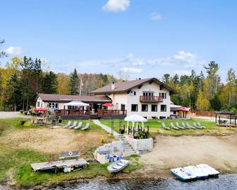 Enchanting Lakefront Property in the Heart of Nature - Sainte-Marguerite-du-Lac-Masson - Building