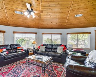 Private Yard and Fishing Dock Canyon Rim Retreat - Amarillo - Living room