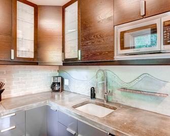 Zen Spa Style Mid-century Modern 1 bed, 1 bath downtown home! Great Patio - Colorado Springs - Kitchen