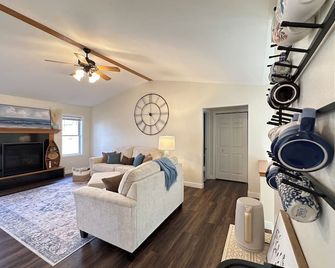 Norb's Nest—spacious cottage, close to Main St - Clear Lake - Obývací pokoj