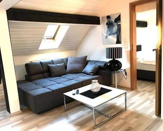 Vacation apartment on the ground floor with large garden and access to the Waldnaab - Neustadt an der Waldnaab - Living room