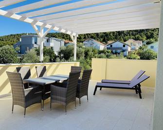 Tolles Ferienhaus mit Pool Maisonette in Kroatien - Bilice - Balcón