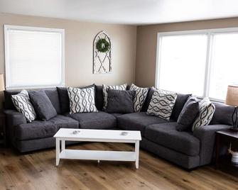 Beautiful Sunrises and Lakefront Views! - Fond du Lac - Wohnzimmer