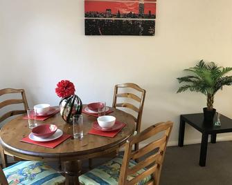 Three Bedroom House in Basildon - Basildon - Dining room