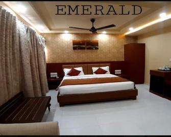 The Emerald Club - Rajkot - Habitación