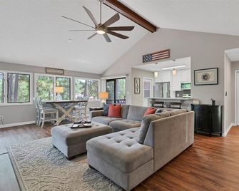 Eagles Nest II, Beautiful Golf Front Home on Pinehurst #6 - Pinehurst - Вітальня