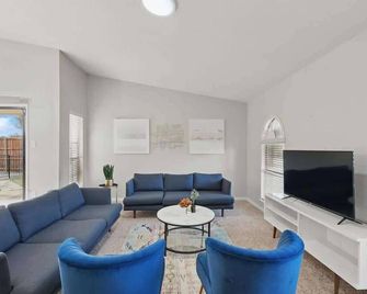 Luxury Retreat in Carrollton - Pool Patio & More - Carrollton - Living room