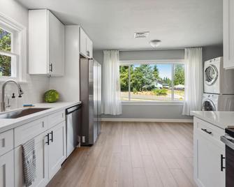 Spacious 5B2B home 5 min to airport with AC, Game Room, WiFi, Parking - SeaTac - Kitchen