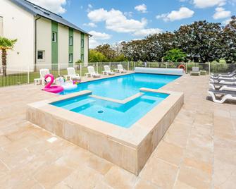Ibis Styles Bourges - Bourges - Pool