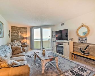 Gulf-Front Views Coastal Hudson Condo! - Hudson - Sala de estar