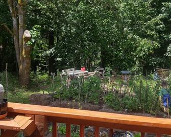 Scott Creek Farm: 2 Acre Sustainable Farm With Forest, Creek, And Nature Park. - Happy Valley - Outdoor view