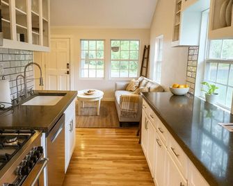 Entire Home in League City Near Nasa & Kemah, Fire Pit, Large Yard, Kayaks! - League City - Kitchen