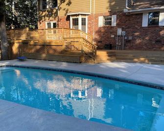 The Robins’ Nest is the perfect getaway with everything you need to relax. - Maumelle - Pool