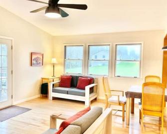 The Maple House - Fayetteville - Living room