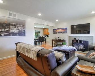 Fantastic 5sf Bay Area 4bedrm/2bath - Dublin - Living room