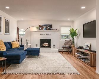 Bootleggers Condo · 2 Bedroom Condo in Heart of Downtown - Anchorage - Living room