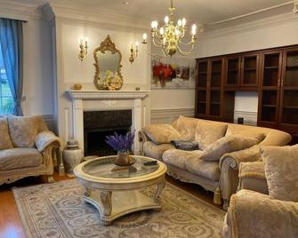 Breathtaking Southern Plantation Style Home on a Magnificent Waterfront Lot. - Cayuga - Sala de estar