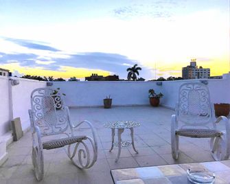 Aht Colonial Hostel - Havana - מרפסת
