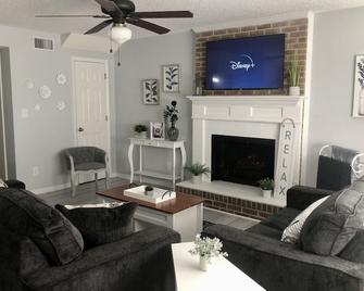 Stylish and Spacious Townhouse overlooking Andrews Lake - Thomasville - Living room