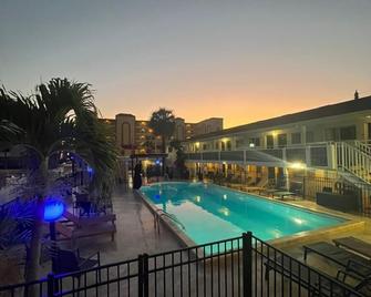 Holiday Isles Resort - Madeira Beach - Pool