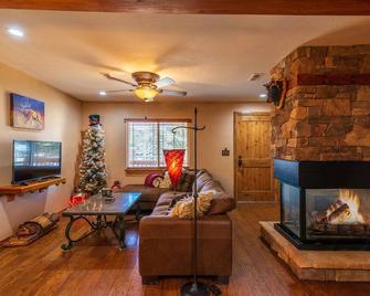 Pikes Peak Cabin Above the Clouds - Dog Friendly - Woodland Park - Living room
