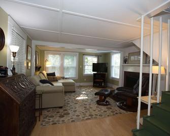 Cute historic property. 5 minute walk to beach! Yet private on a cul-de-sac. - York Beach - Living room