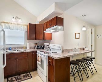 The Riesling Cottage - Gotl Strip - Cozy & Quaint - Geneva - Kitchen