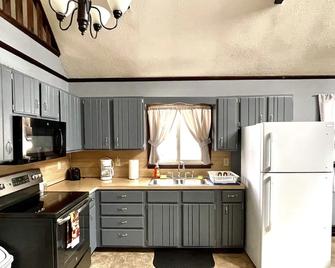 Cheerful Chalet - Fireplace, Bbq, Firepit& Hottub - Long Pond - Kitchen