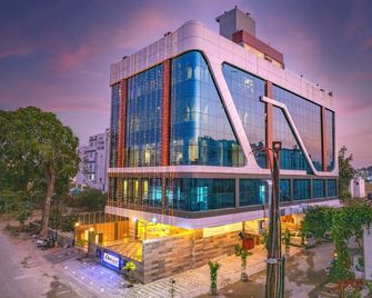 Pax Hotel Grand Blue 3 min walk from Udaipur city Railway Station - Udaipur - Building