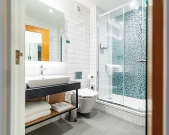 Holiday Inn Ashford - North A20 By IHG - Ashford - Bathroom