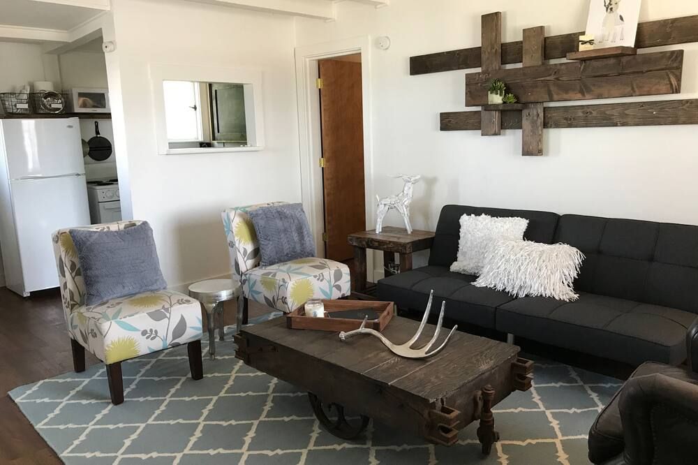 Cut Bank Unit #1 near Glacier National Park! - Cut Bank - Living room