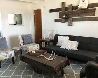 Cut Bank Unit #1 near Glacier National Park! - Cut Bank - Living room