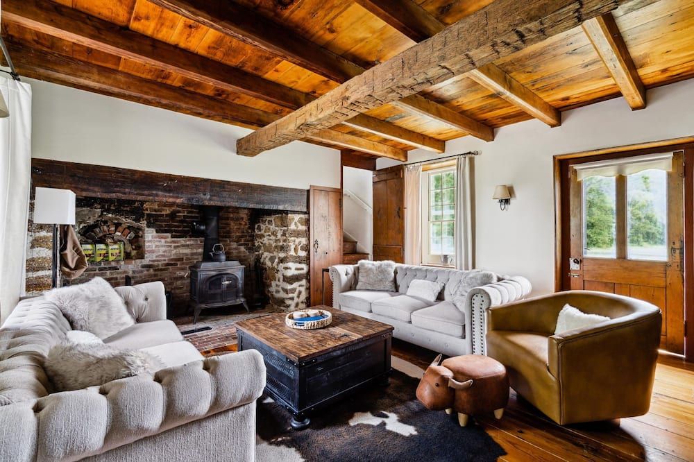 Lake front historic farmhouse on 5 acres, fenced and pet friendly! - Bridgeton - Sala de estar