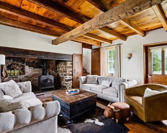 Lake front historic farmhouse on 5 acres, fenced and pet friendly! - Bridgeton - Sala de estar